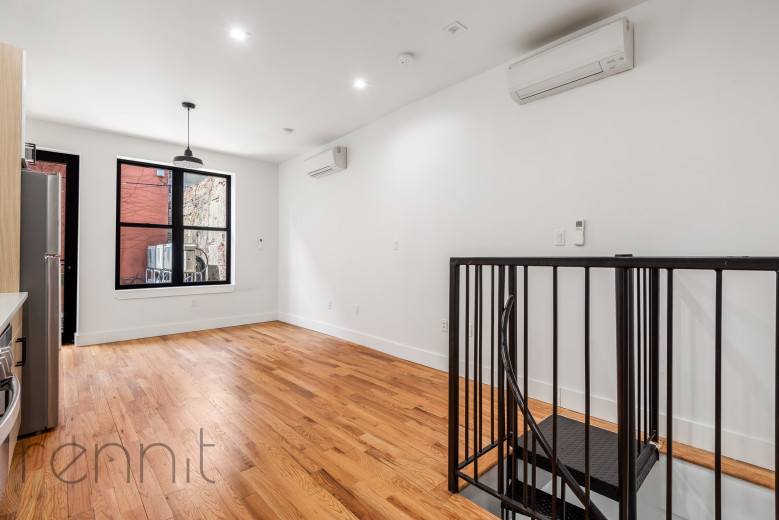 702 Evergreen Ave, Apt 1R Image 12