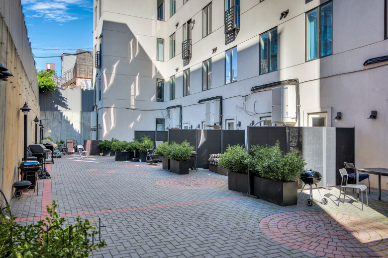 577 Van Buren St, Apt 3 Image 29