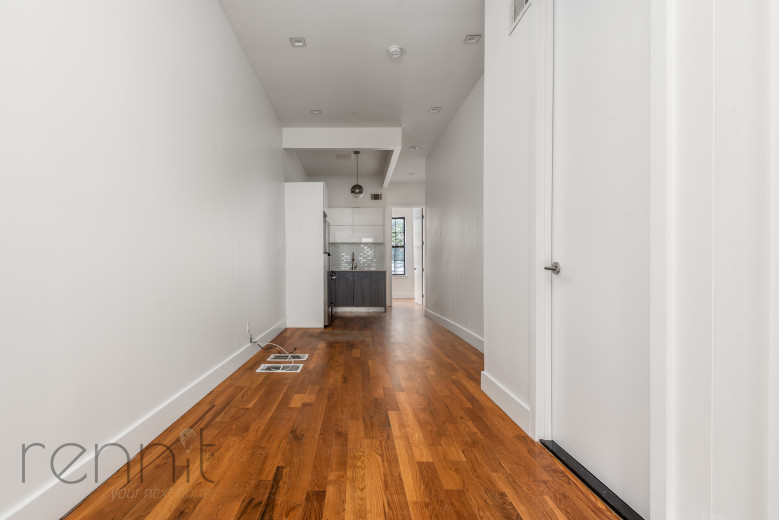 377 Manhattan Ave, Apt 1L Image 4