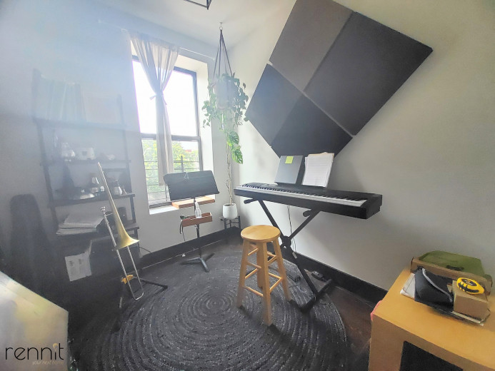 758 Willoughby Ave, Apt 4 Image 5