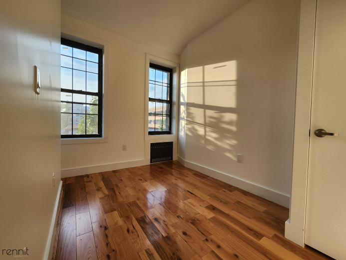 640 Kosciuszko St, Apt 2R Image 7
