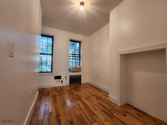 640 Kosciuszko St, Apt 2R Image 8