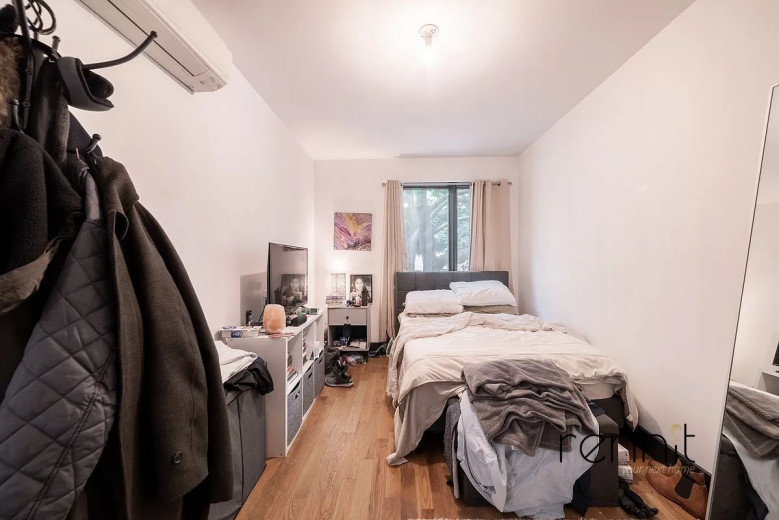 562 Park Pl, Apt 3B Image 4